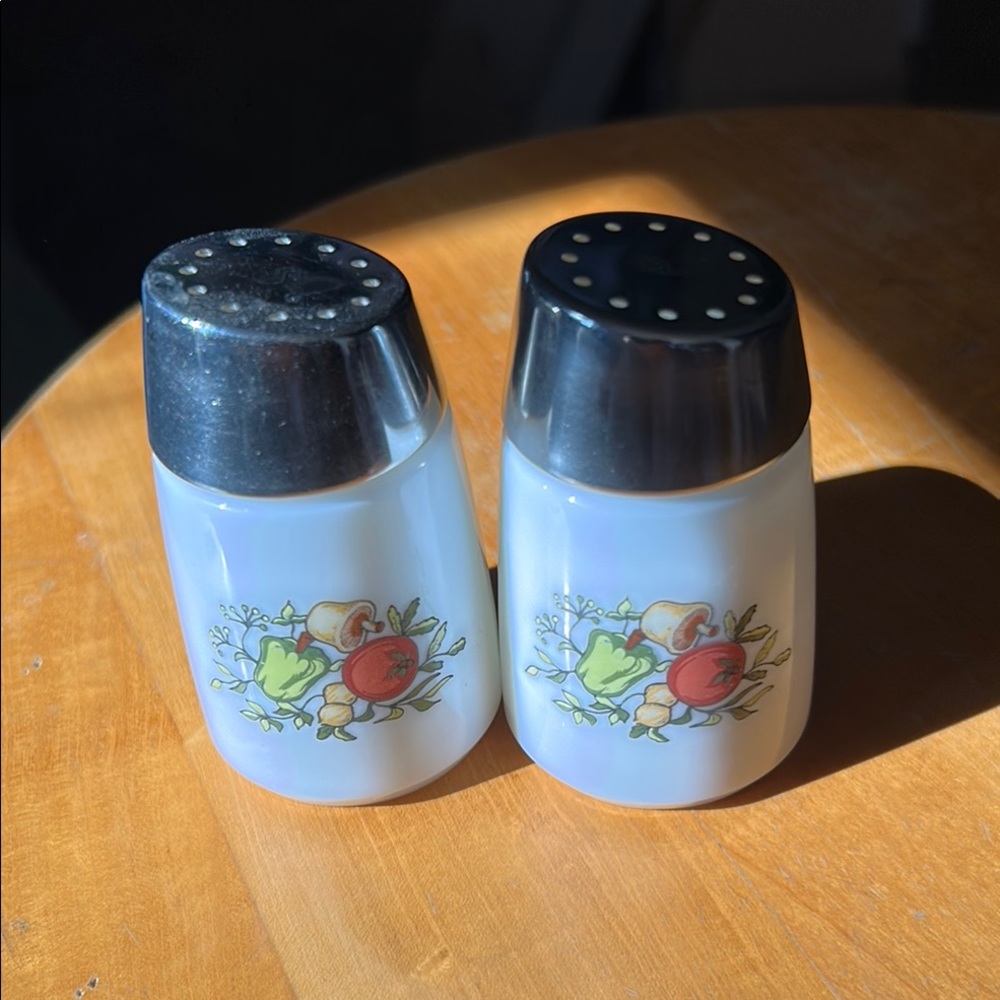 Spice of Life salt and pepper shaker set.